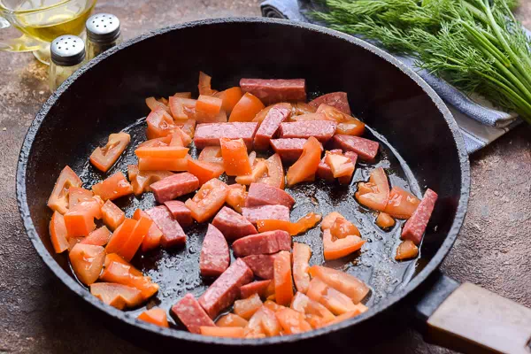 омлет с помидорами и колбасой рецепт фото 6